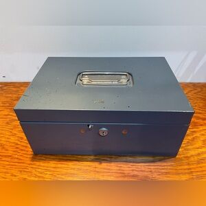 Metal Lockbox with Handle and Key. Vintage. Good condition.